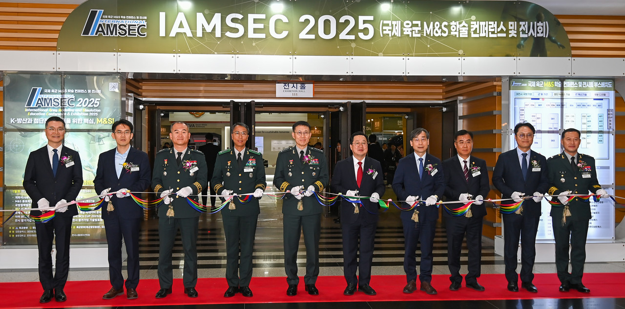 11일 대전컨벤션센터에서 ‘국제 육군 M&S 학술 컨퍼런스 및 전시회(IAMSEC) 2025’가 열려 이장우 대전시장(오른쪽 다섯 번째)과 김규하 육군참모총장(왼쪽 다섯 번째)을 비롯한 참석한 내빈들이 테이프 커팅을 하고 있다. 김주형 기자 kjh2667_@cctoday.co.kr