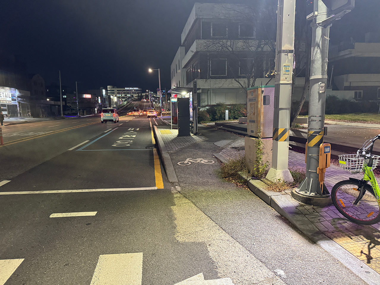 10일 대전 대덕구 차도 위에 조성된 자전거도로가 버스정류장을 만나자 다시 보도 위로 이어지고 있다. 사진=권오선 기자.