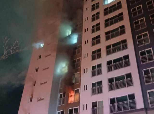 12일 새벽 화재가 발생한 대전 유성구 문지동 아파트에서 연기가 피어오르고 있다. 대전소방본부 제공