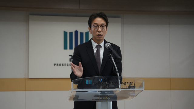 김현우 홍성지청 형사부 부장검사가 기업형 국제 보이스피싱 수사에 대해 브리핑 하고 있다. 사진=김영정 기자