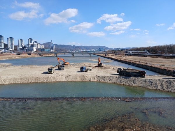 대전 갑천 대덕대교 일원에서 3대 국가하천 재해예방 정비공사가 진행되는 모습.