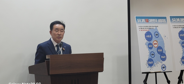 12일 송기섭 진천군수가 충북도청 브리핑룸에서 기자회견을 열어 충북특별중심도 설치 및 지원에 관한 특별법’제정에 관해 설명하고 있다. 사진=김진식 기자