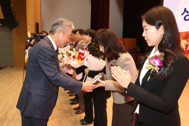 산내농협 이선미 상무가 12일 농협중앙회 중앙본부에서 열린 정례조회에서 2025년도 새로운 농협인상을 수여받고 있다. 대전농협 제공