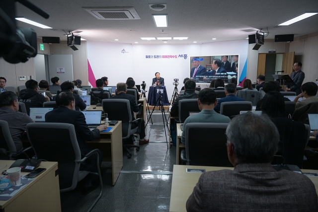 최민호 시장이 13일 기자간담회를 통해 최근 용산 대통령실에서 개최된 중앙지방협력회의 참석 결과를 알리고 있다. 세종시 제공