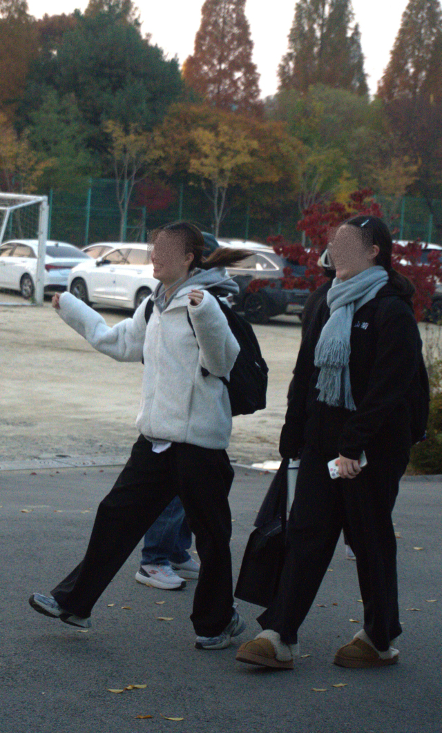 2026학년도 대학수학능력시험이 치러진 13일 오후 청주시 흥덕구 봉명동 봉명고등학교에서 시험이 끝난 수험생이 신난 발걸음으로 교정을 빠져 나오고 있다. 사진=강준식 기자