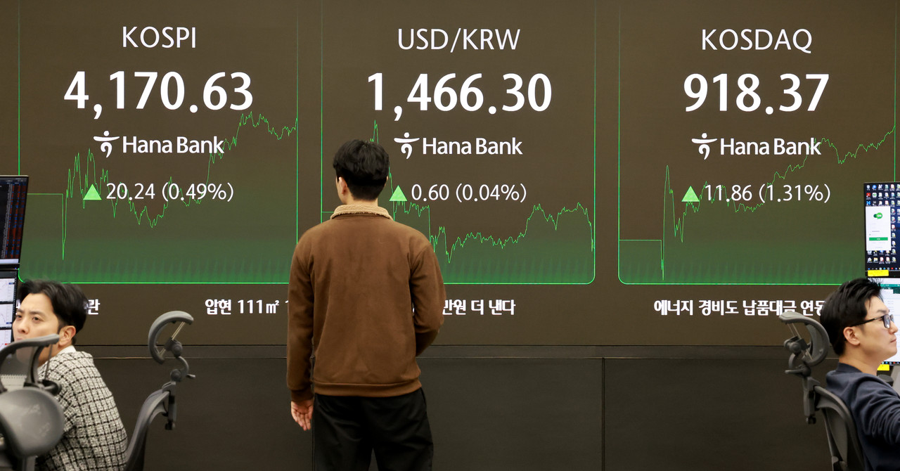 13일 서울 을지로 하나은행 본점 딜링룸 증시 현황판에 코스피, 원/달러 환율, 코스닥 지수가 표시되고 있다.이날 코스피는 전 거래일보다 20.24포인트(0.49%) 오른 4,170.63로 종료했다. 2025.11.13 사진=연합뉴스. 