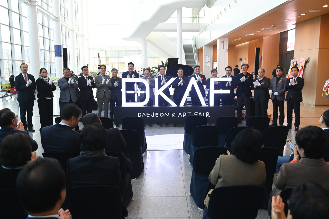 13일 대전컨벤션센터에서 열린 2025 K-아트페어 대전 VIP개막식에서 박신용 충청투데이 대표이사 사장과 이장우 대전시장을 비롯한 내빈들이 개막 축하 퍼포먼스를 하고 있다. 김주형 기자 kjh2667_@cctoday.co.kr