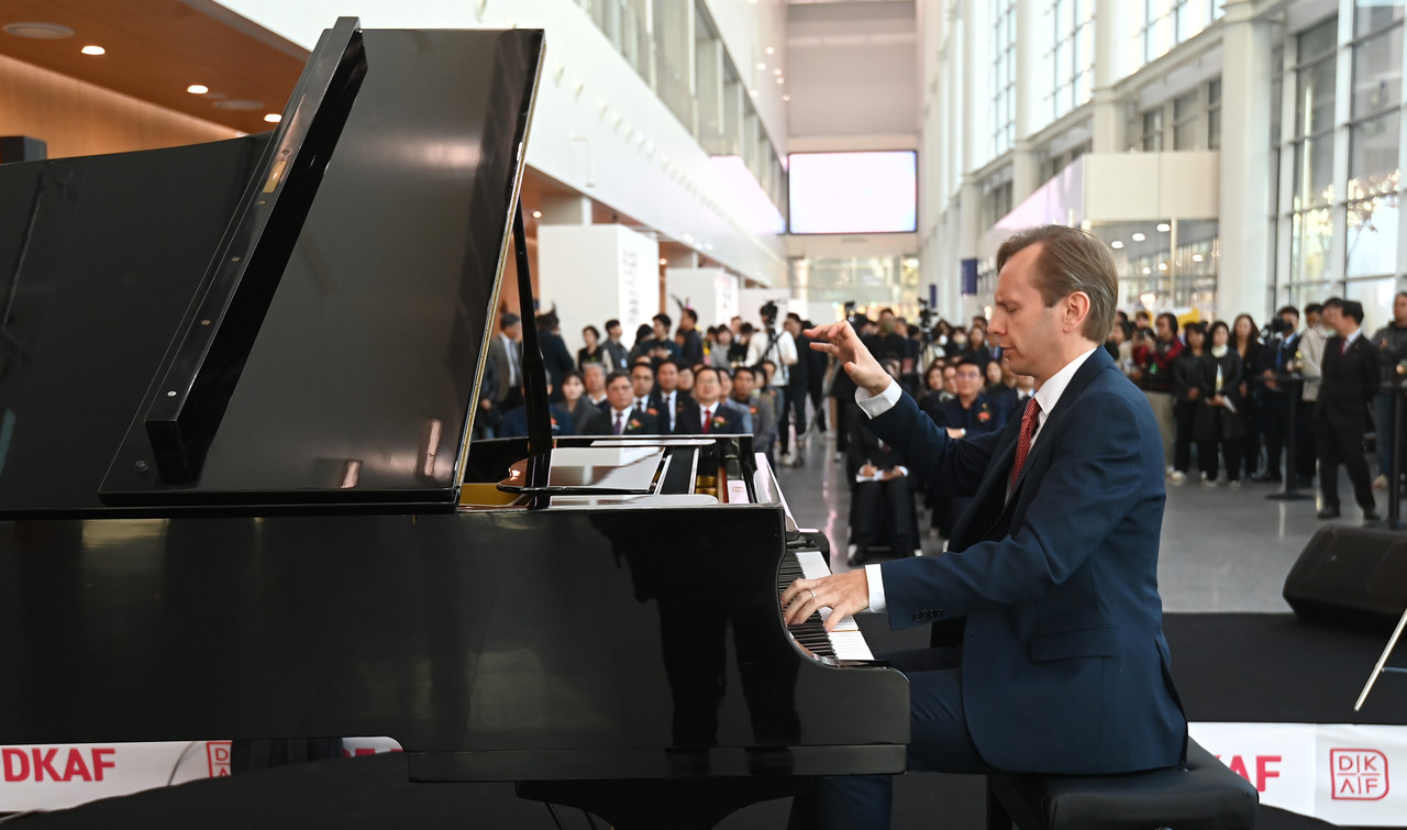 13일 대전컨벤션센터에서 열린 2025 K-아트페어 대전 VIP개막식에서 폴란드 피아니스트 라도스와브 솝착이 축하 공연을 선보이고 있다. 김주형 기자 kjh2667_@cctoday.co.kr