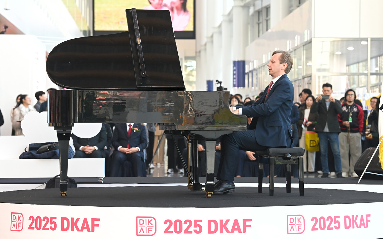 13일 대전컨벤션센터에서 열린 2025 K-아트페어 대전 VIP개막식에서 폴란드 피아니스트 라도스와브 솝착이 축하 공연을 선보이고 있다. 김주형 기자 kjh2667_@cctoday.co.kr