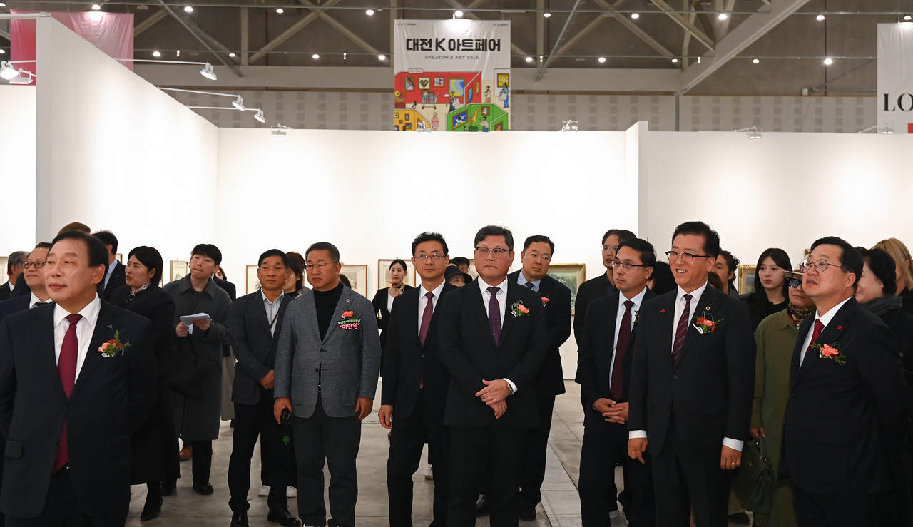 박신용 충청투데이 대표이사 사장과 이장우 대전시장, 조원휘 대전시의회 의장, 최민호 세종시장, 박희조 동구청장을 비롯한 내빈들이 13일 대전컨벤션센터에서 열린 2025 K-아트페어 대전 VIP개막식에서 작품을 감상하고 있다. 김주형 기자 kjh2667_@cctoday.co.kr