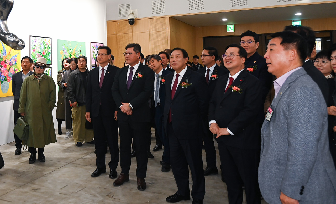 박신용 충청투데이 대표이사 사장과 이장우 대전시장, 최민호 세종시장, 서철모 서구청장을 비롯한 내빈들이 13일 대전컨벤션센터에서 열린 2025 K-아트페어 대전 VIP개막식에서 작품을 감상하고 있다. 김주형 기자 kjh2667_@cctoday.co.kr