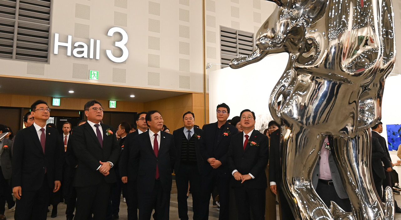 박신용 충청투데이 대표이사 사장과 이장우 대전시장, 최민호 세종시장을 비롯한 내빈들이 13일 대전컨벤션센터에서 열린 2025 K-아트페어 대전 VIP개막식에서 작품을 감상하고 있다. 김주형 기자 kjh2667_@cctoday.co.kr