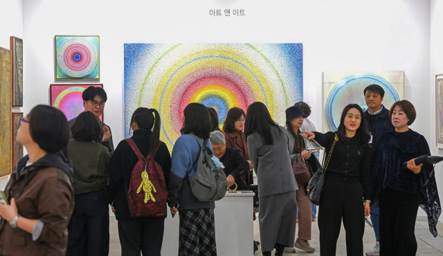 14일 대전컨벤션센터 제2전시장에서 열린 2025 K-아트페어 대전을 찾은 시민들이 작품을 관람하고 있다. 김주형 기자 kjh2667_@cctoday.co.kr