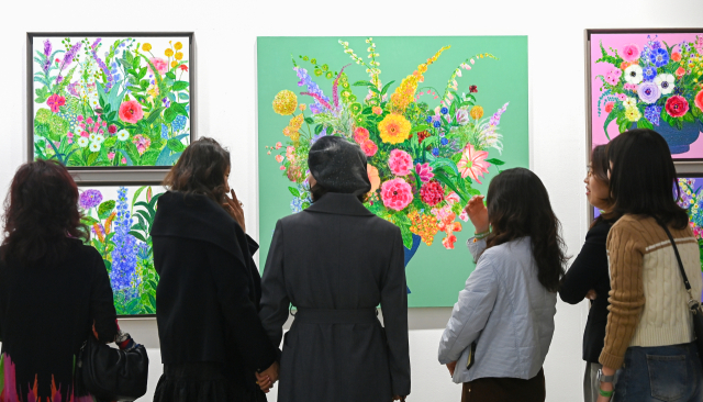 14일 대전컨벤션센터 제2전시장에서 열린 2025 K-아트페어 대전을 찾은 시민들이 작품을 관람하고 있다. 김주형 기자 kjh2667_@cctoday.co.kr