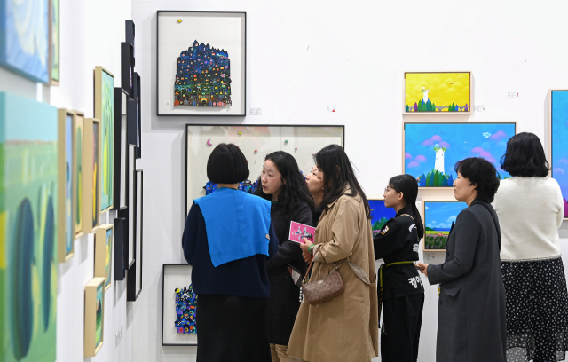 14일 대전컨벤션센터 제2전시장에서 열린 2025 K-아트페어 대전을 찾은 시민들이 작품을 관람하고 있다. 김주형 기자 kjh2667_@cctoday.co.kr