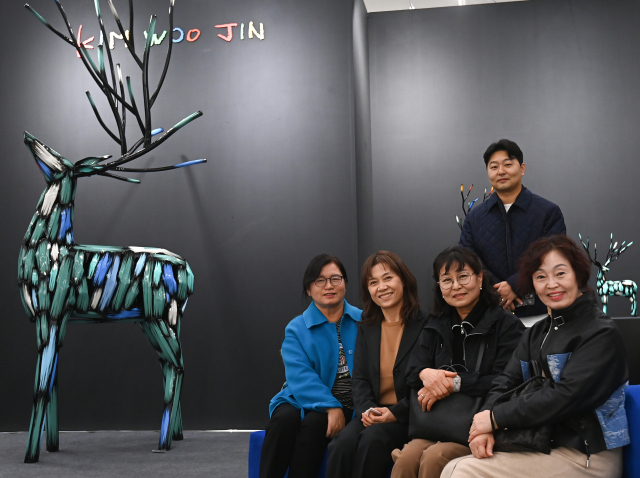 14일 대전컨벤션센터 제2전시장에서 열린 2025 K-아트페어 대전을 찾은 시민들이 김우진 작가와 기념촬영을 하고 있다. 김주형 기자 kjh2667_@cctoday.co.kr