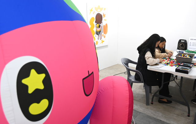 14일 대전컨벤션센터 제2전시장에서 2025 K-아트페어 대전이 열린 가운데 키즈 프로그램이 진행되고 있다. 김주형 기자 kjh2667_@cctoday.co.kr