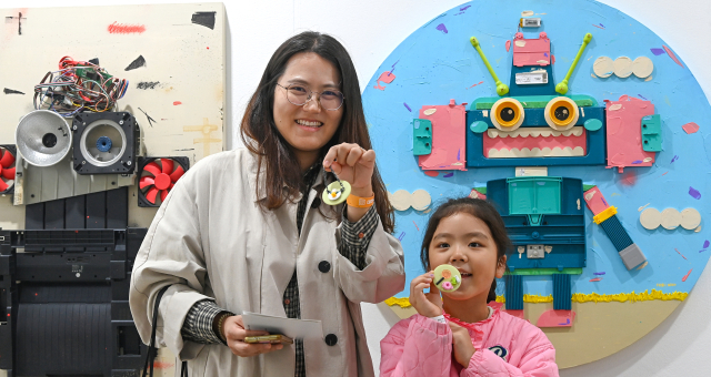 14일 대전컨벤션센터 제2전시장에서 2025 K-아트페어 대전이 열린 가운데 키즈 프로그램에 참여한 가족이 직접 만든 작품을 선보이고 있다. 김주형 기자 kjh2667_@cctoday.co.kr