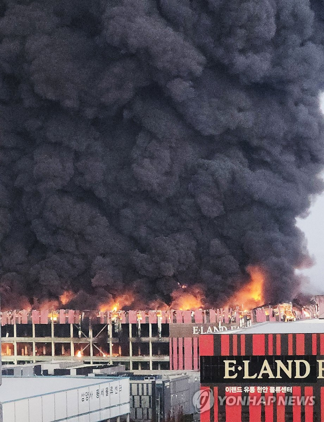 천안 이랜드패션 물류센터 화재 사진 = 연합뉴스 제공.