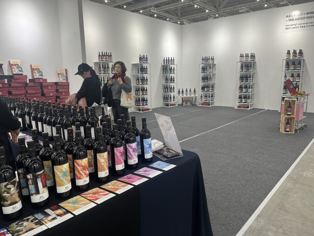 올해 대전 K-아트페어(디카프) 현장에서는 미술과 생활문화의 경계를 허문 와인코리아 부스가 특히 돋보이며 강렬한 존재감을 드러내고 있다. 사진=조정민 기자