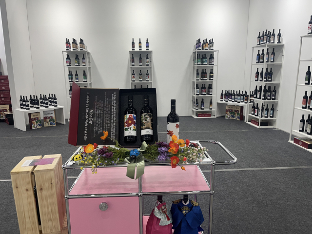 올해 대전 K-아트페어(디카프) 현장에서는 미술과 생활문화의 경계를 허문 와인코리아 부스가 특히 돋보이며 강렬한 존재감을 드러내고 있다. 사진=조정민 기자