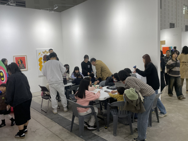 대전 K-아트페어 키즈뮤지엄에 마련된 체험 공간에서 아이들이 업사이클링 체험 프로그램을 진행하고 있다.사진=윤경식 기자