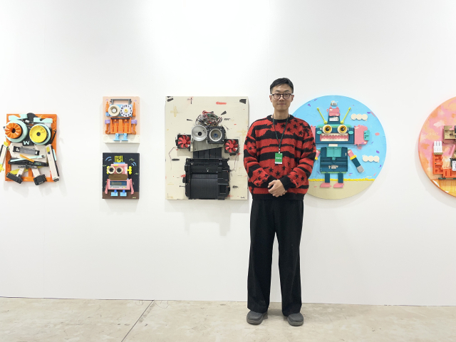 업사이클링 아티스트 FORI SIM 작가가 작품 앞에서 사진을 찍고 있다.사진=윤경식 기자