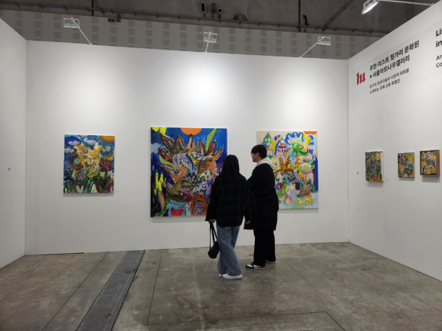 대전 K-아트페어 현장에서 방문객들이 헝가리문화원×서울아트나우갤러리 국제 교류 특별전을 관람하고 있다.사진=김지현 기자
