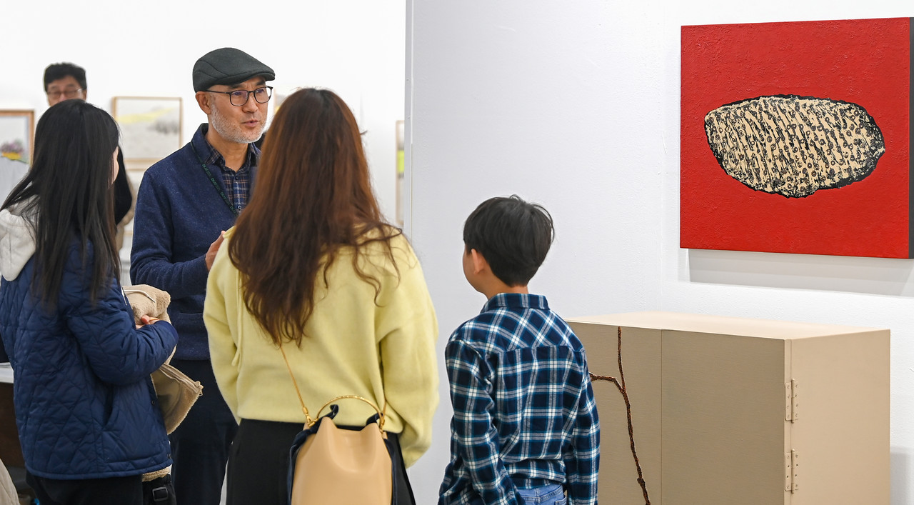 15일 대전컨벤션센터 제2전시장에서 2025 K-아트페어 대전이 열린 가운데 문재필 작가가 작품을 설명하고 있다. 김주형 기자 kjh2667_@cctoday.co.kr