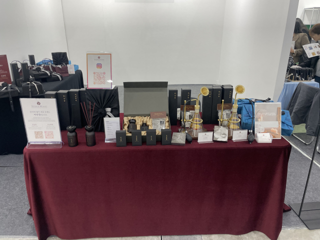 대전 K-아트페어 전시장에 마련된 ‘여민향’ 부스에 진열된 제품 모습. 사진=윤경식 기자
