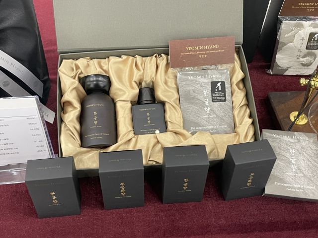 대전 K-아트페어 전시장에 마련된 ‘여민향’ 부스에 진열된 제품 모습. 사진=윤경식 기자