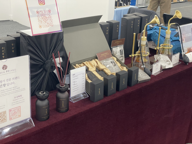 대전 K-아트페어 전시장에 마련된 ‘여민향’ 부스에 진열된 제품 모습.사진=윤경식 기자.