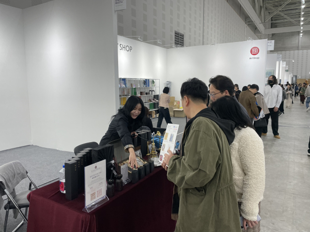 대전 K-아트페어 전시장에 마련된 ‘여민향’ 부스에서 방문객들이 시향을 진행하고 있다.사진=윤경식 기자.