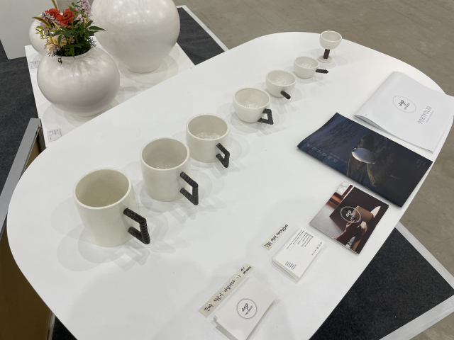 대전 K-아트페어 대전문화재단 부스에 전시된 작품 모습.사진=윤경식 기자