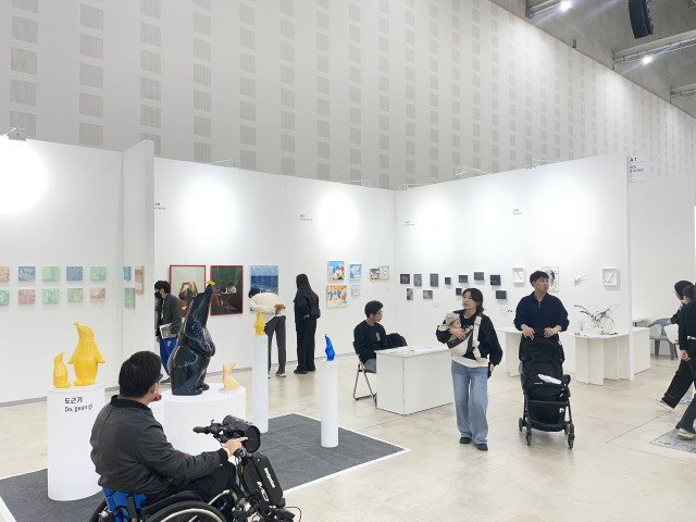 대전 K-아트페어 대전문화재단 부스에서 관람객들이 작품을 관람하고 있다.사진=윤경식 기자.