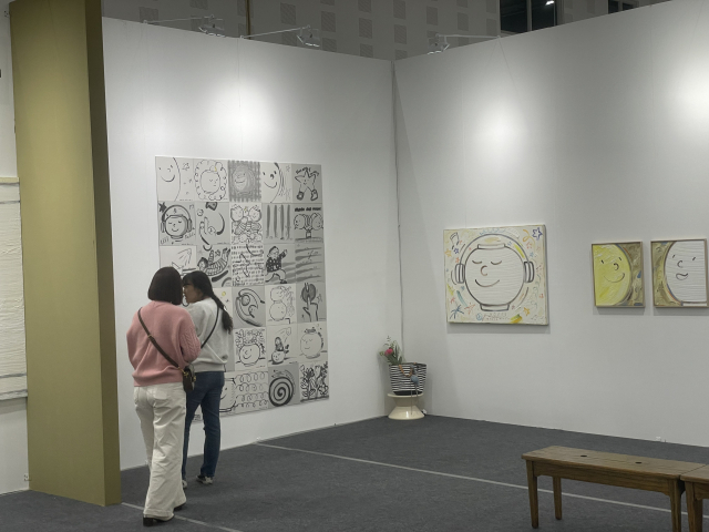 대전 K-아트페어를 방문한 관객들이 ‘Focus on DKAF’ 섹션에 전시된 홍빛나 작가의 작품을 관람하고 있다.사진=윤경식 기자