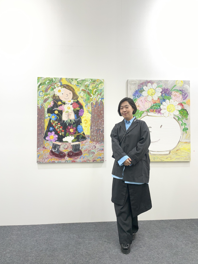 대전 K-아트페어(이하 디카프)의 ‘Focus on DKAF’ 섹션에 참여한 홍빛나 작가가 작품 앞에서 사진을 찍고 있다.사진=윤경식 기자