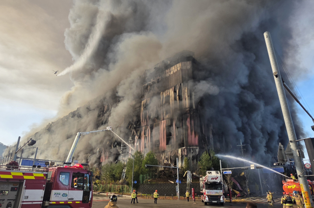 이랜드 패션물류센터에서 15일 대형 화재가 발생해 소방당국이 화재를 진압하고 있다. 사진= 박동혁 기자.