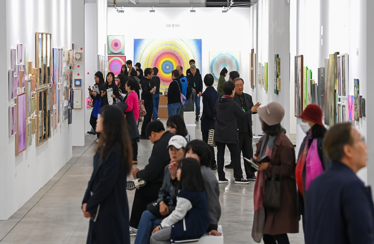 16일 대전컨벤션센터 제2전시장에서 열린 2025 K-아트페어 대전을 찾은 시민들이 작품을 관람하고 있다. 김주형 기자 kjh2667_@cctoday.co.kr