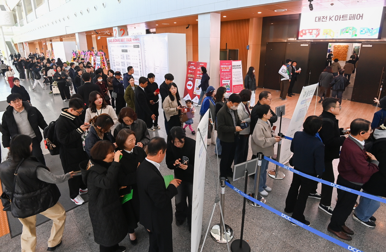 16일 대전컨벤션센터 제2전시장에서 열린 2025 K-아트페어 대전을 찾은 시민들이 입장권을 받기위해 줄을 서고 있다. 김주형 기자 kjh2667_@cctoday.co.kr