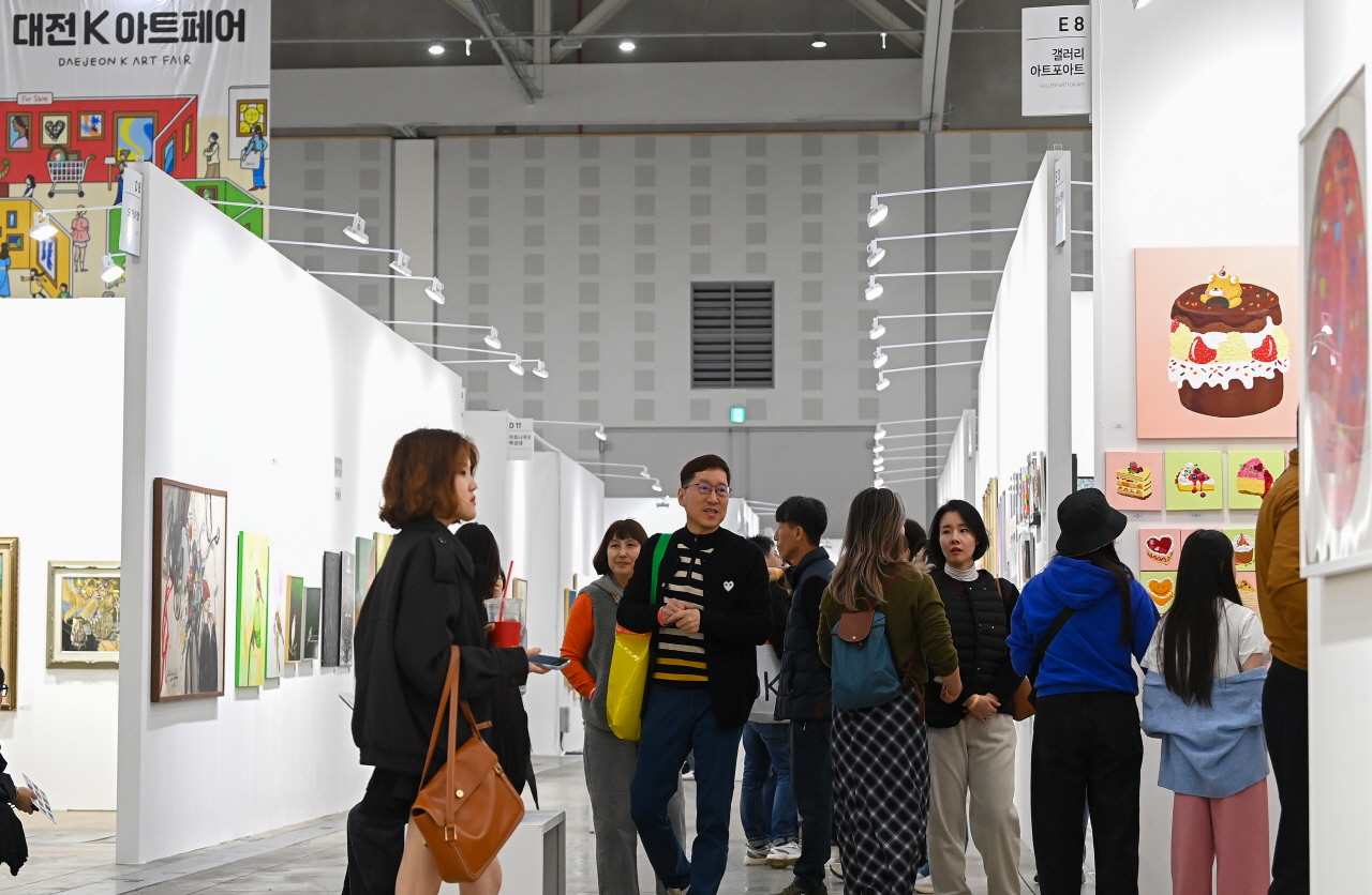 16일 대전컨벤션센터 제2전시장에서 열린 2025 K-아트페어 대전을 찾은 시민들이 작품을 관람하고 있다. 김주형 기자 kjh2667_@cctoday.co.kr