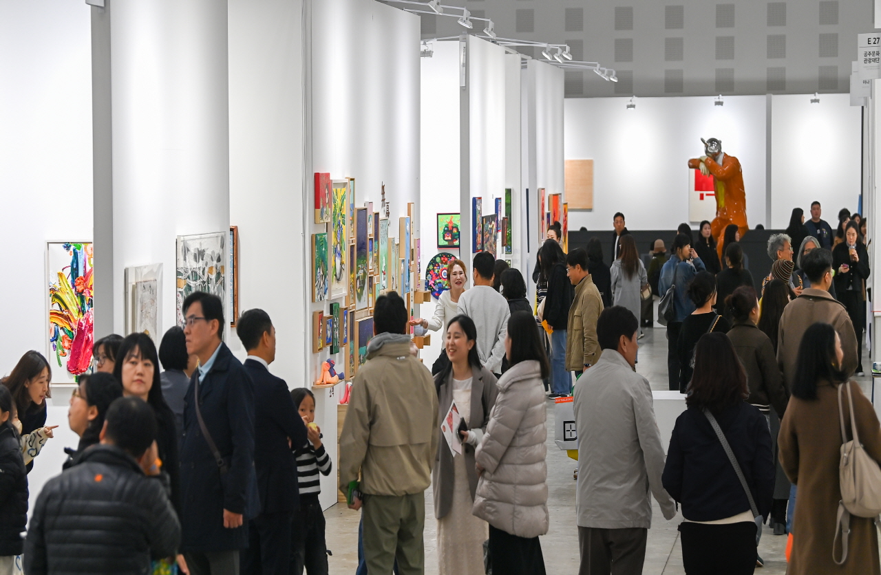 16일 대전컨벤션센터 제2전시장에서 열린 2025 K-아트페어 대전을 찾은 시민들이 작품을 관람하고 있다. 김주형 기자 kjh2667_@cctoday.co.kr