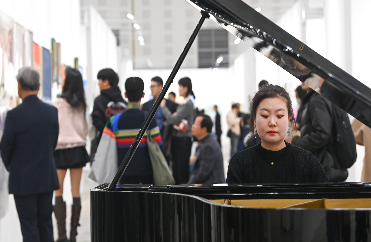 16일 대전컨벤션센터 제2전시장에서 2025 K-아트페어 대전이 열린 가운데 유세현 피아니스트의 공연이 진행되고 있다. 김주형 기자 kjh2667_@cctoday.co.kr