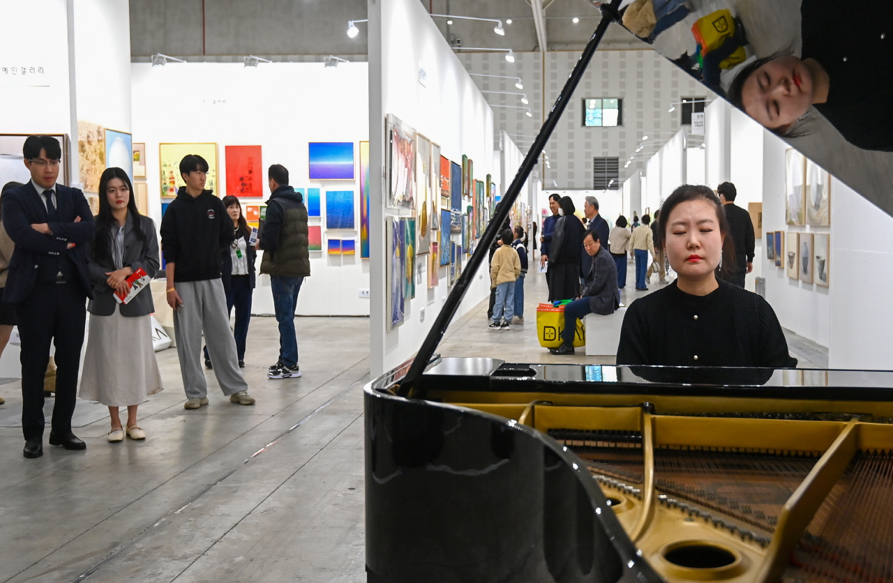 16일 대전컨벤션센터 제2전시장에서 2025 K-아트페어 대전이 열린 가운데 유세현 피아니스트의 공연이 진행되고 있다. 김주형 기자 kjh2667_@cctoday.co.kr