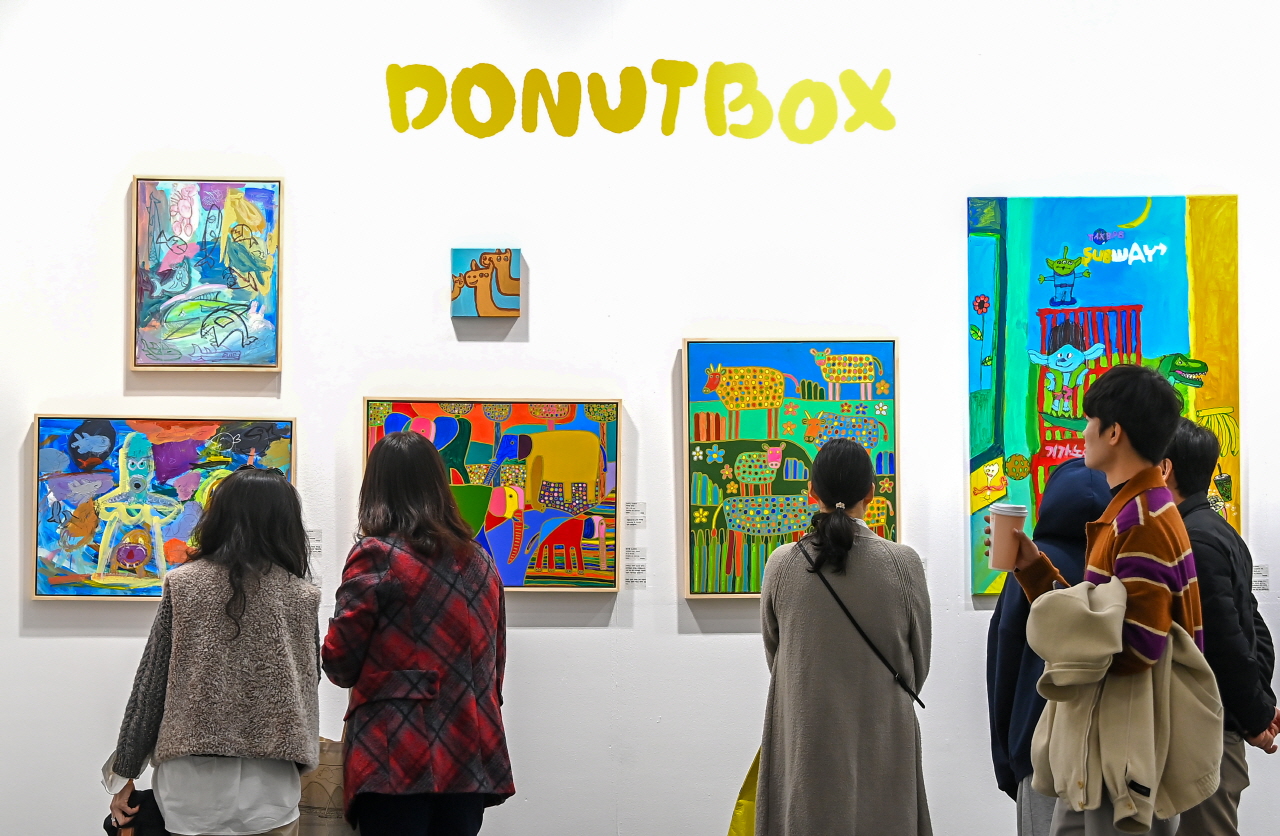 16일 대전컨벤션센터 제2전시장에서 열린 2025 K-아트페어 대전을 찾은 시민들이 작품을 관람하고 있다. 김주형 기자 kjh2667_@cctoday.co.kr