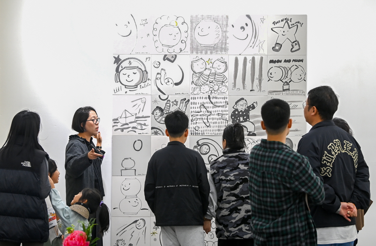 16일 대전컨벤션센터 제2전시장에서 열린 2025 K-아트페어 대전을 찾은 시민들이 작품을 관람하고 있다. 김주형 기자 kjh2667_@cctoday.co.kr