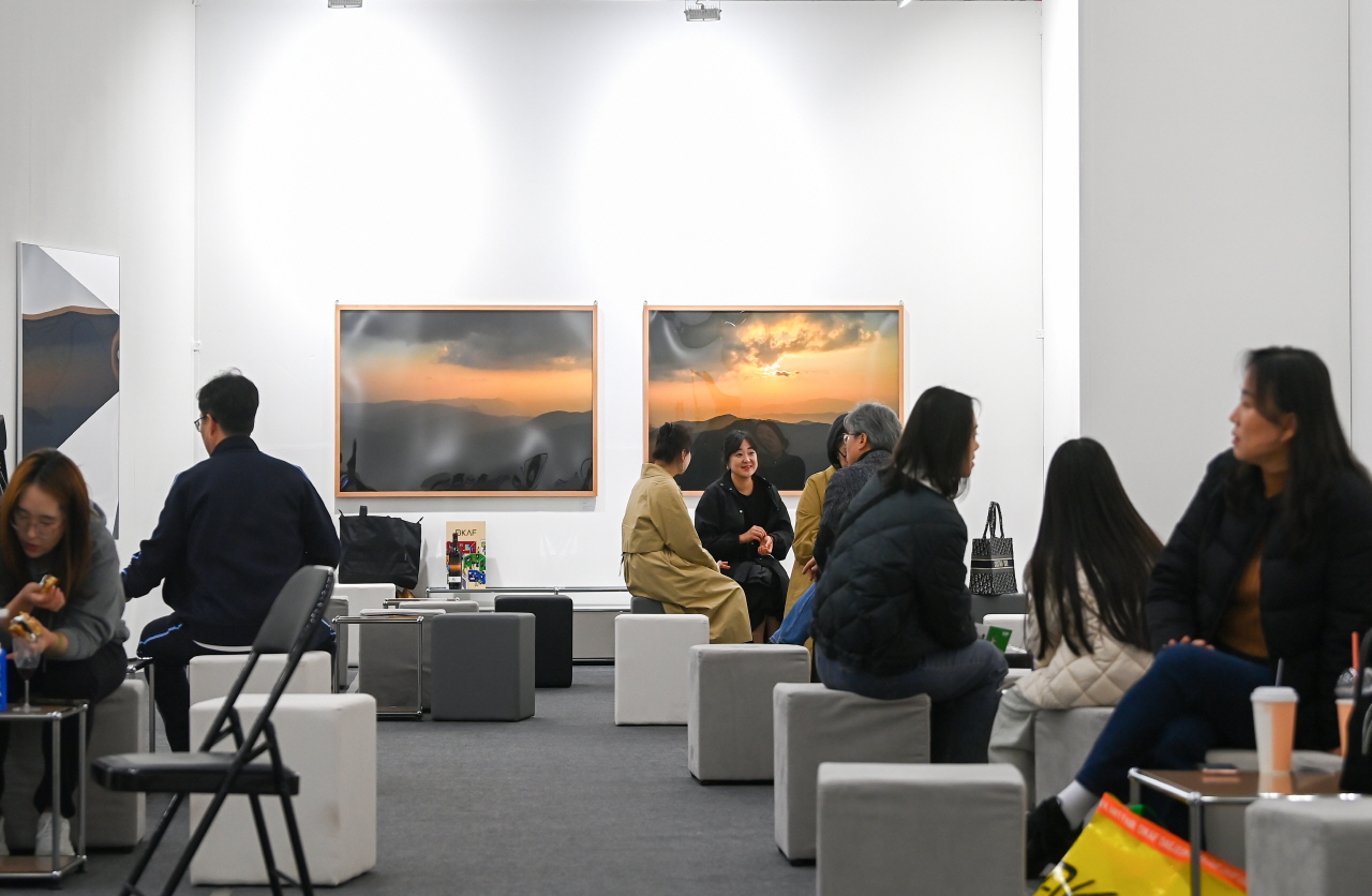 16일 대전컨벤션센터 제2전시장에서 2025 K-아트페어 대전이 열린 가운데 VIP라운지가 마련돼 있다. 김주형 기자 kjh2667_@cctoday.co.kr