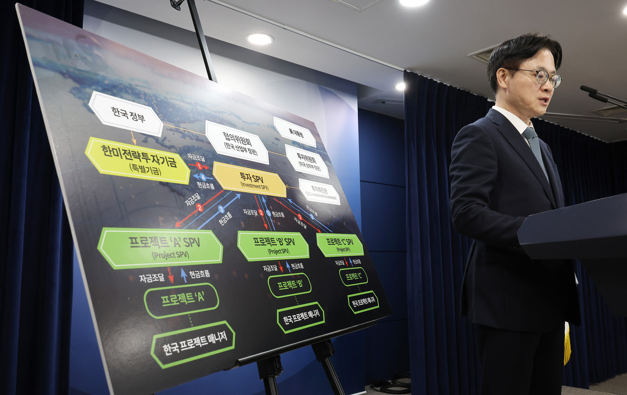 김정관 산업통상부 장관이 14일 서울 종로구 정부서울청사에서 한미 관세협상 팩트시트 및 MOU 관련 브리핑을 하고 있다. 2025.11.14 사진=연합뉴스. 