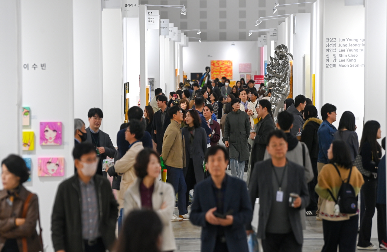 16일 대전컨벤션센터 제2전시장에서 열린 2025 K-아트페어 대전을 찾은 시민들이 작품을 관람하고 있다. 김주형 기자 kjh2667_@cctoday.co.kr