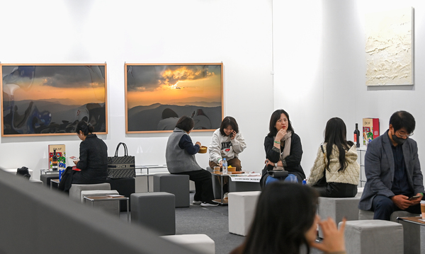 ▲ 16일 대전컨벤션센터 제2전시장에서 2025 K-아트페어 대전이 열린 가운데 VIP라운지가 마련돼 있다.   김주형 기자 kjh2667_@cctoday.co.kr